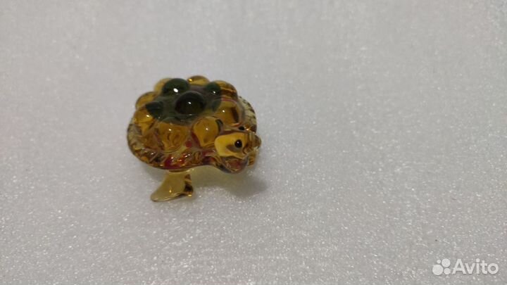 Фигурка ежика и фигурка черепахи из стекла