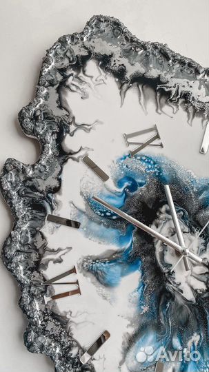 Часы из эпоксидной смолы и дерева