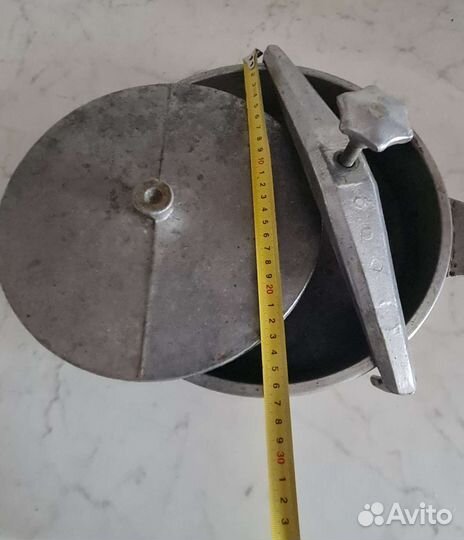 Сковорода цыпленка табака СССР и другая посуда