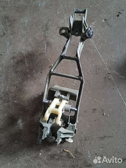 Кронштейн ручки задний левый на Volkswagen Touareg