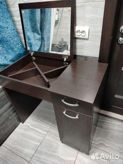 Столик с зеркалом