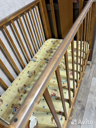 Детская кроватка с поперечным маятником
