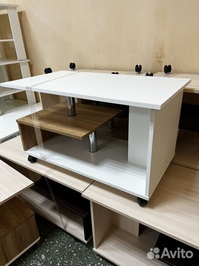 Журнальный стол на колесиках