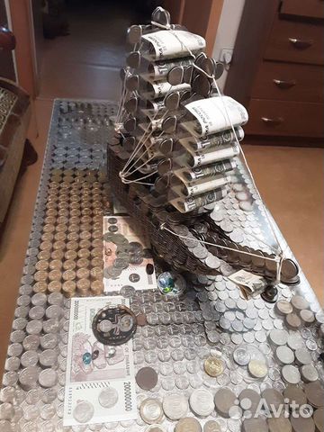 Модель корабля двухмачтового сделанного из монет