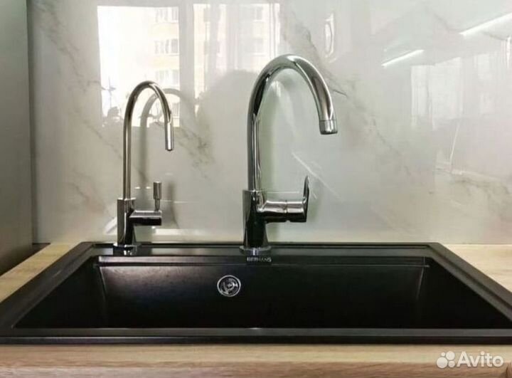 Белый кухонный гарнитур с Деревом