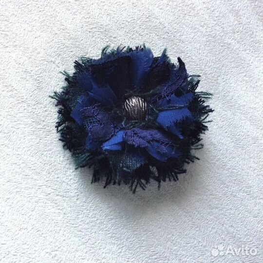Синяя брошь цветок из ткани