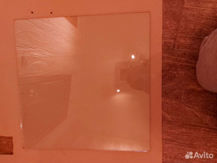 Стекло от витринных полочек