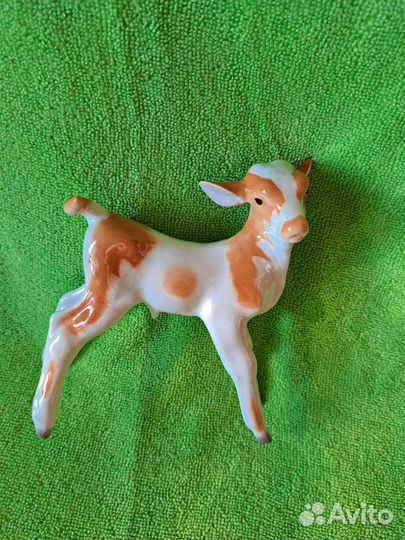 Фарфоровая статуэтка телёнок лфз