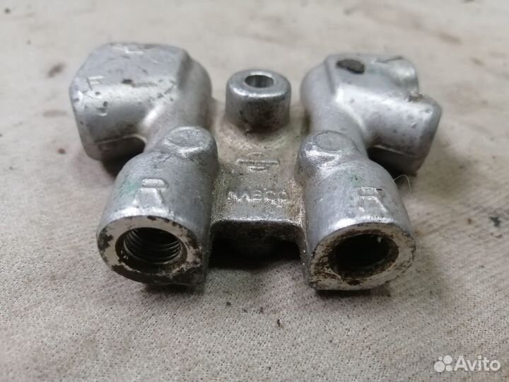 Тройник тормозной системы Nissan Primera P11 2000