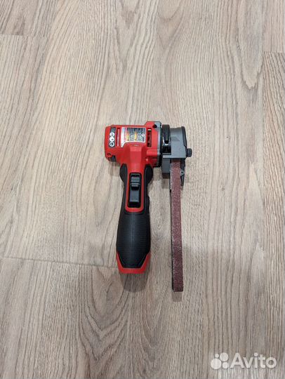 Угловая ленточная шлифмашинка Milwaukee 2482-20 М1