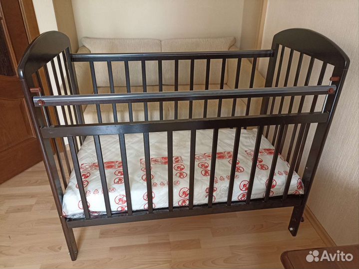Детская кроватка с маятником