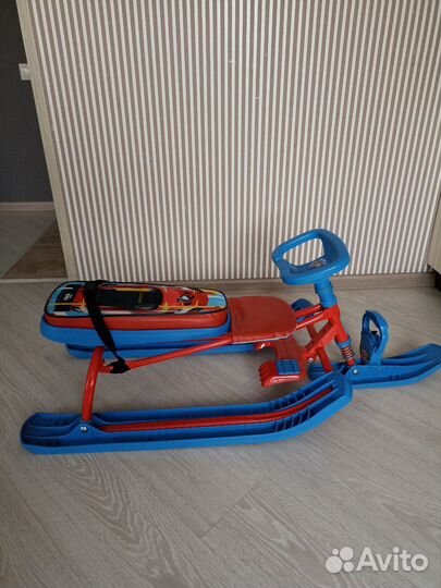 Детский снегокат со спинкой и ручкой