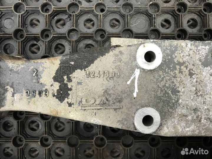 1241600 Кронштейн корпуса подножек правый Daf CF