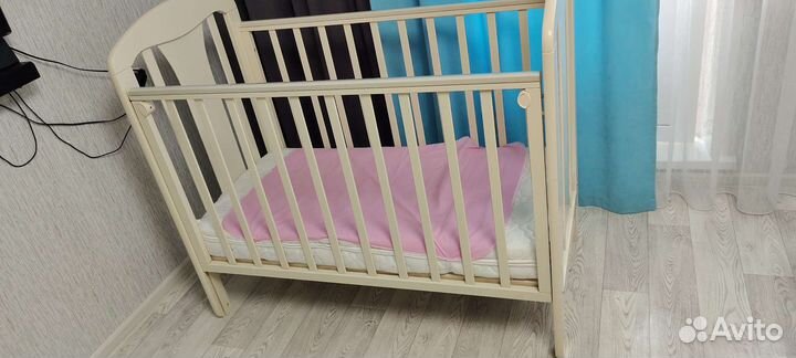 Детская кроватка с маятником