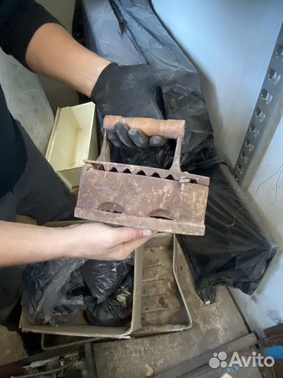 Старинный угольный утюг