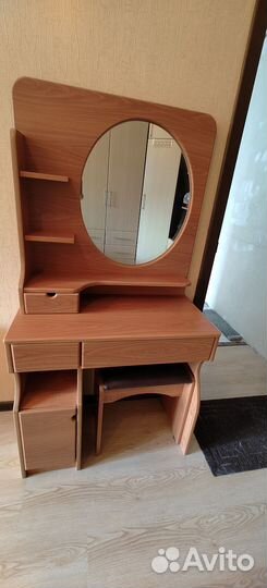 Продам туалетный столик