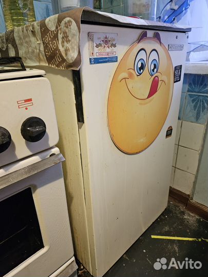 Холодильник старый, но рабочий. Бесплатно