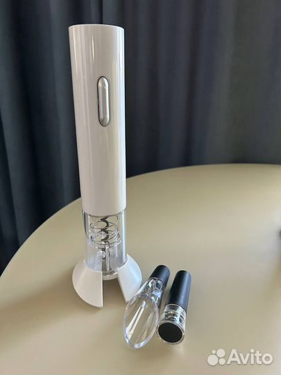 Электрический штопор белый и винные аксессуары