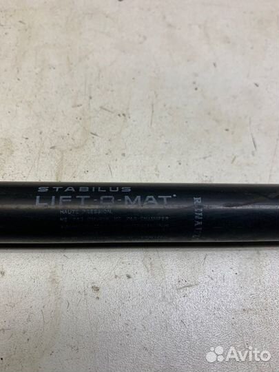 Амортизатор двери багажника Renault Duster