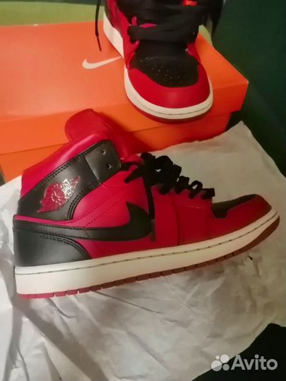 Air Jordan 1 Mid Reverse Bred