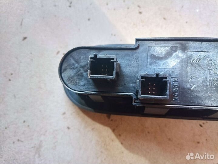 Блок управления стеклоподъемниками Peugeot 3008