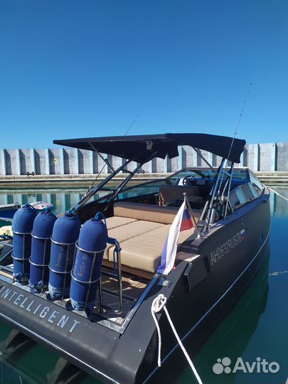 Яхта. Моторная яхта с каютой