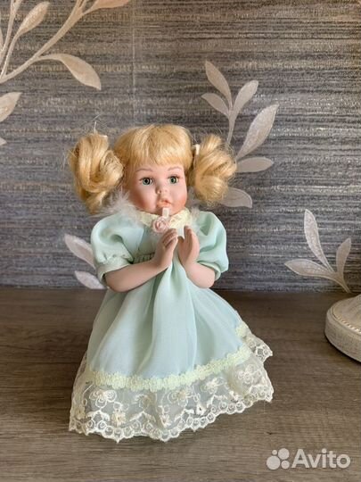 Кукла фарфоровая