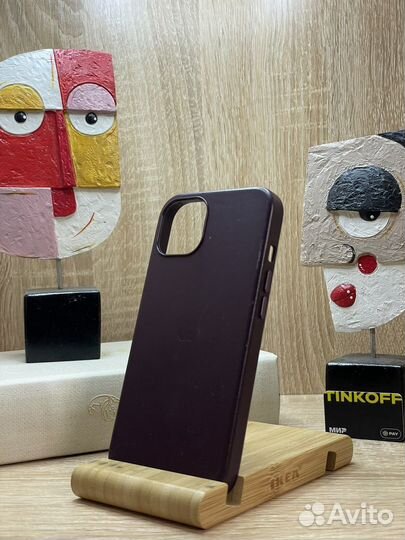 Кожаный чехол iPhone 13 (Вишнёвый)