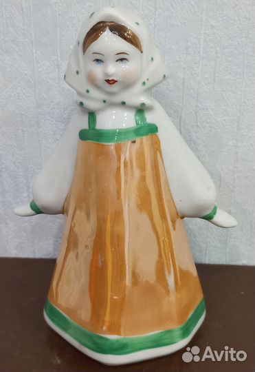Фарфоровая статуэтка Девочка в платочке.Дулево