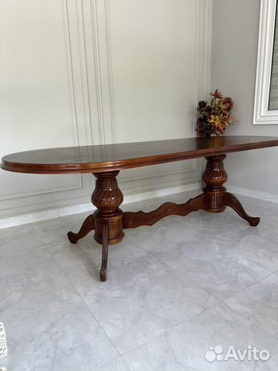 Овальный стол