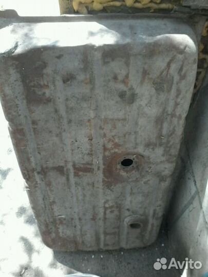 Автомобильный бензобак на грузовое авто