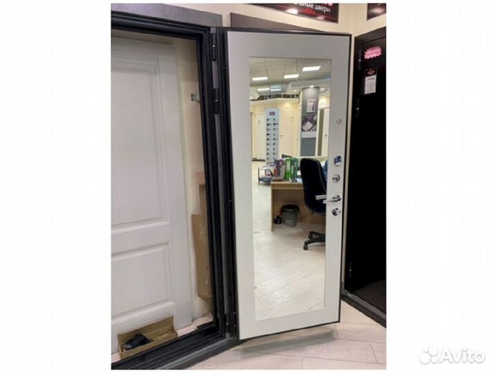 Входная дверь с терморазрывом и зеркалом