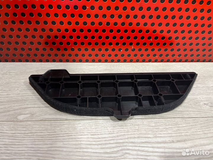 Обшивка багажника правая Lexus Nx 300H Z10 2021