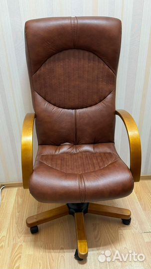 Офисное кресло