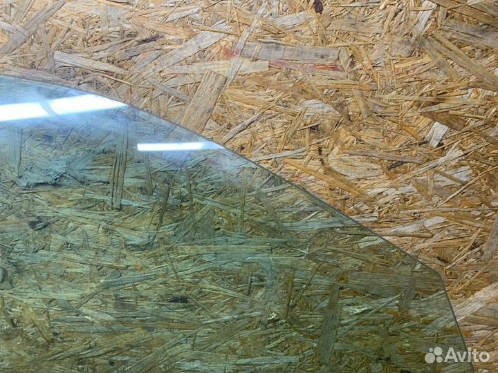 Стекло двери переднее правое Mercedes-Benz