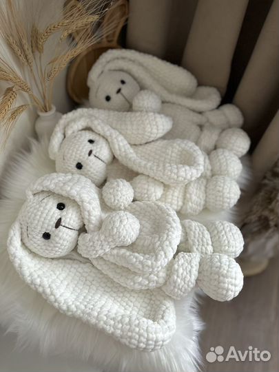 Зайка ручной работы (вязаный)