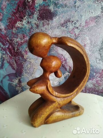 Деревянная статуэтка
