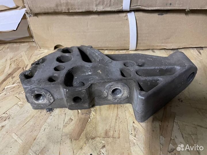 Кронштейн двигателя правый VAG R32/R36