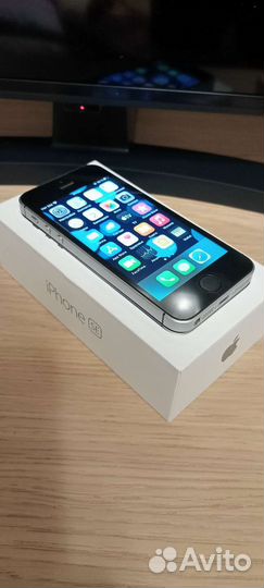 Телефон iPhone 5SE 64 Гб