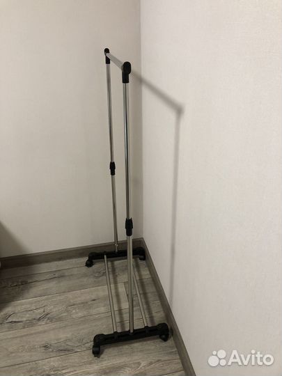 Вешалка напольная на колесиках