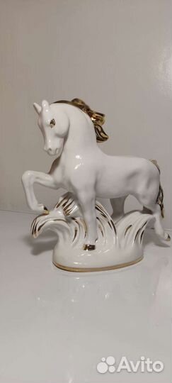 Фарфоровая статуэтка 