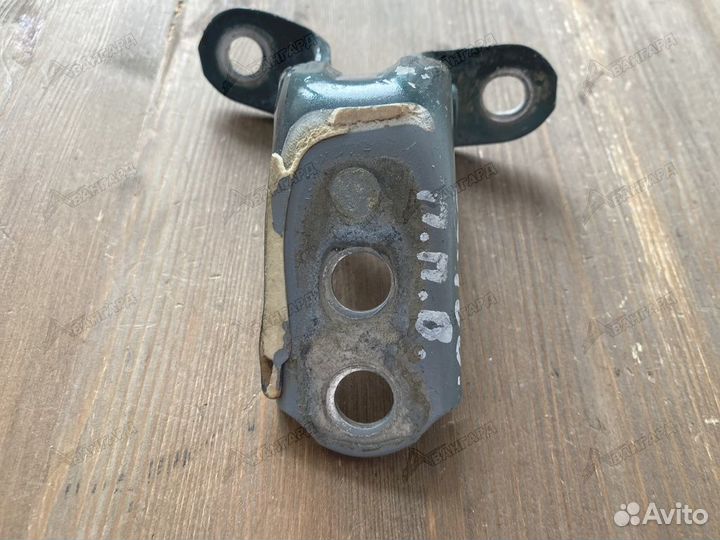 Петля перед право верхняя Toyota Land Cruiser 100