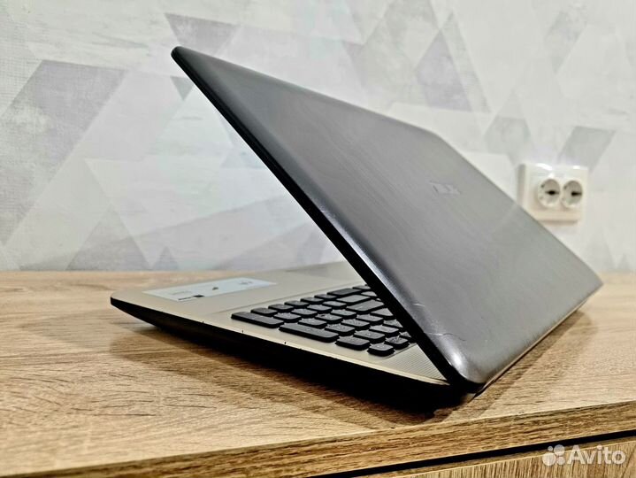 Шустрый ноутбук Asus\ 15.6