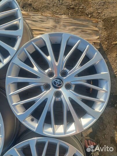 Toyota Camry r18 оригинал