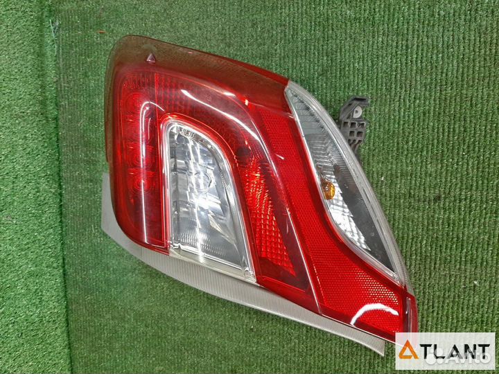 Фонарь задний правый toyota vitz