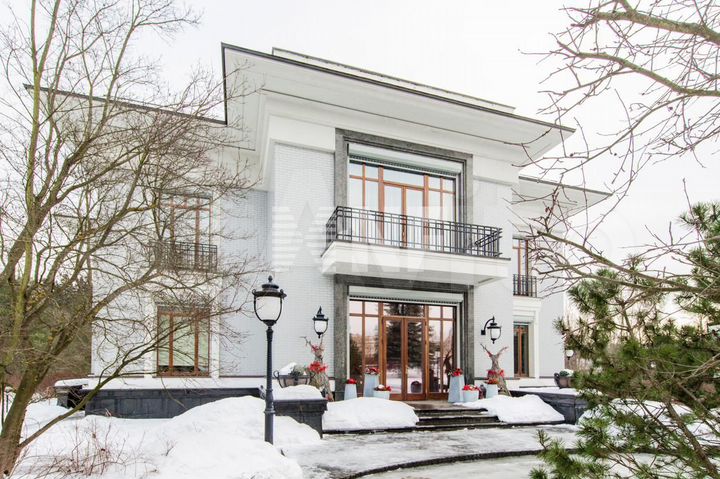 Дом 1315 м² на участке 100 сот.