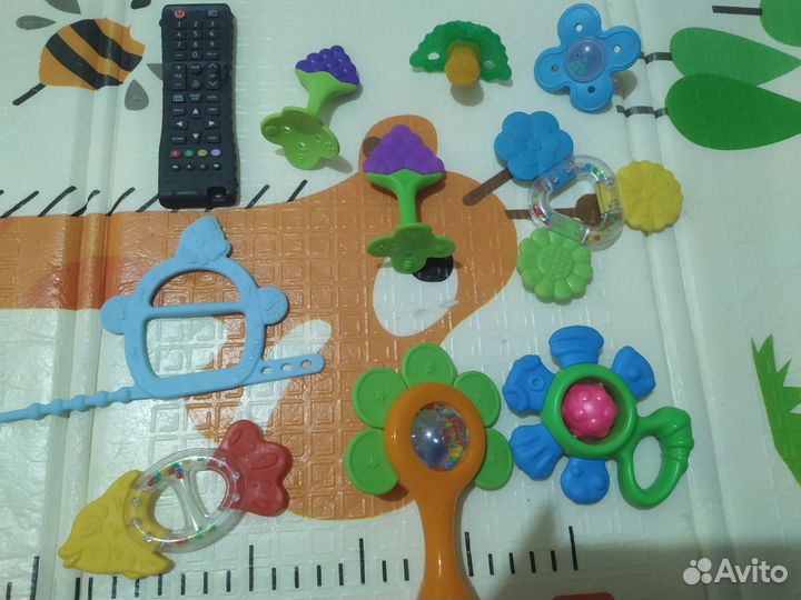 Первые игрушки малыша, прорезыватели погремушки