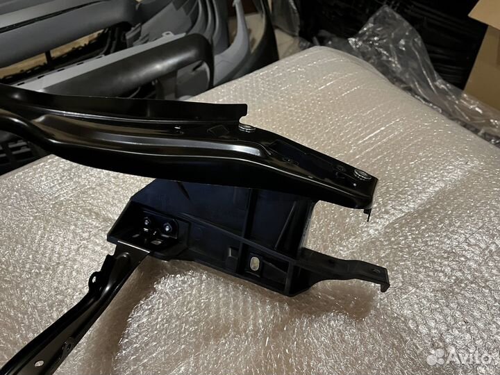 Правый кронштейн фары Mercedes W212 дорестайлинг