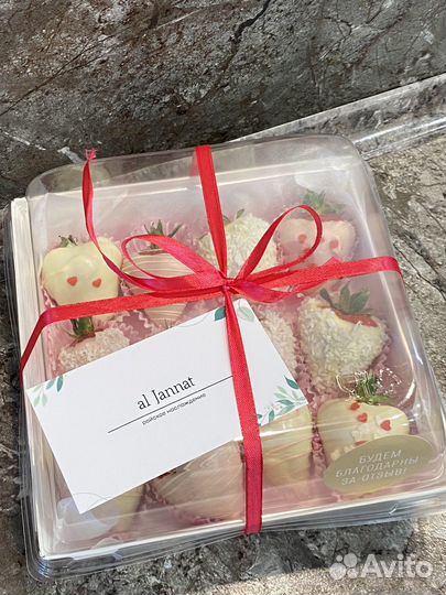 Клубника в шоколаде коробочки и букеты