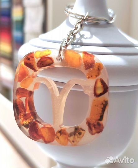 Янтарный брелок Зодиак